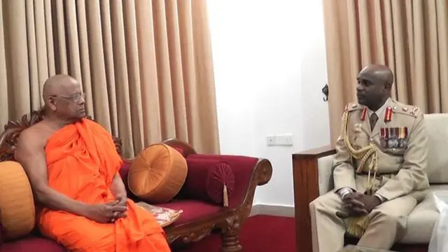 යුද හමුදාපති ලුතිනන් ජෙනරාල් මහේෂ් සේනානායක අස්ගිරි පාර්ශවයේ මහා නායක වරකාගොඩ ශ්රී ඥානරතන නාහිමියන් සමග අදහස් හුවමාරු කර ගනිමින්