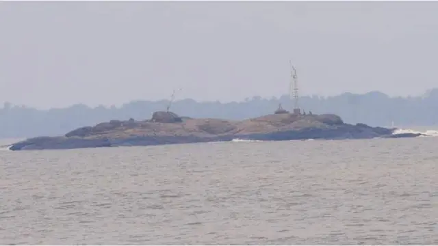 काशाचा खडक. या खडकाजवळच रामदास बोट बुडली रामदास बोट, ओंकार करंबेळकर