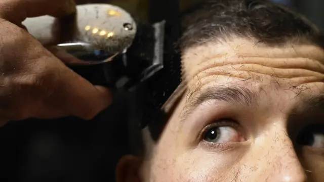 Испуганый мужчина у парикмахера