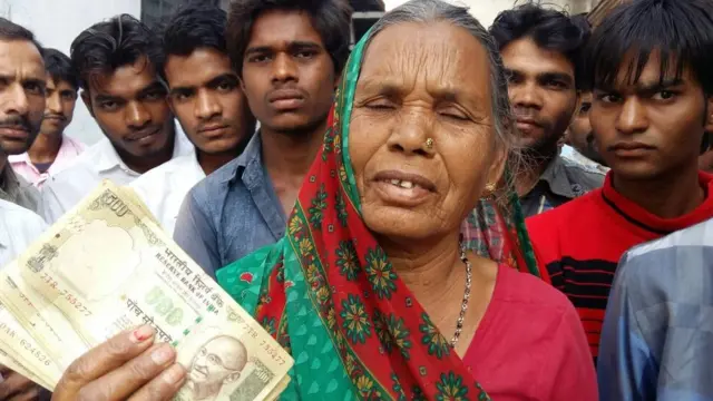 एटीएम के बाहर क़तार में लगे लोग