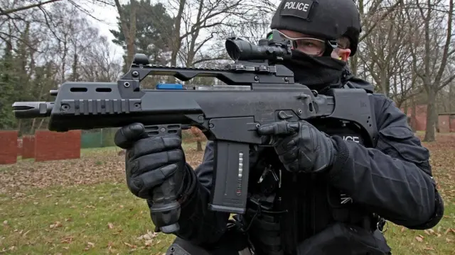 作为场景训练的一部分，教官角色扮演打空枪，模拟可能发生的紧急情况。