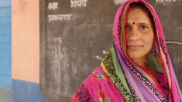 'एज्युकेट गर्ल्स'टीमची सदस्य मीना राजस्थानमध्ये घरोघरी जाऊन मुलींना परत शाळेत पाठवावं यासाठी कुटुंबीयांना समजावत आहे.