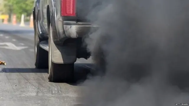 ਕਾਲਾ ਧੂੰਆਂ ਮਾਰਦੀ ਕਾਰ