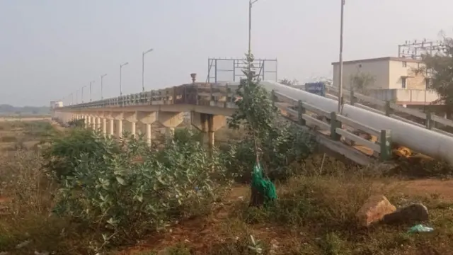 கூட்டுக் குடிநீர்த் திட்டக் குழாய்.