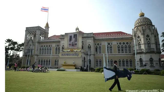 Nhân viên khuân hình của Thủ tướng Thái Lan, Tướng Prayuth Chan-ocha ra ngoài trời.