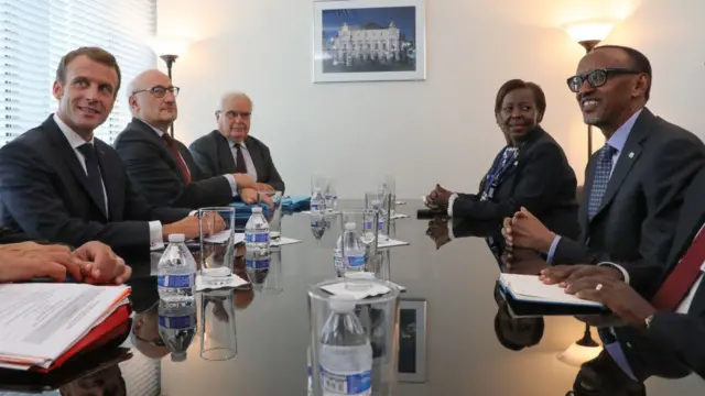 À gauche, Emmanuel Macron (le président français) et à droite, Paul kagame (le président rwandais) et Louise Mushikiwabo (Secrétaire Générale de la Francophonie depuis janvier 2019).