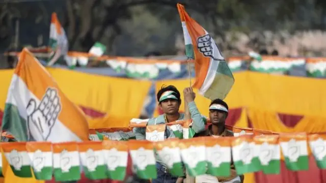 कांग्रेस के झंडे के साथ समर्थक