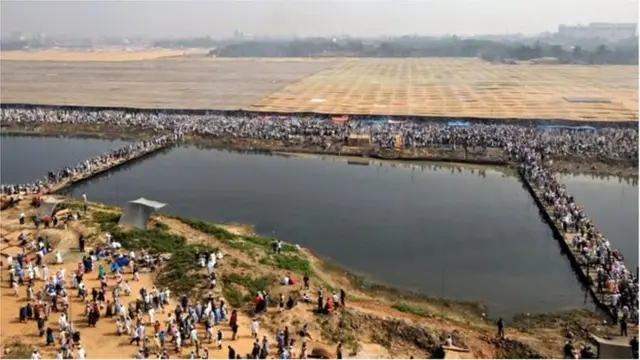 টঙ্গীর তুরাগ নদের তীরে বিশ্ব ইজতেমা অনুষ্ঠিত হয়