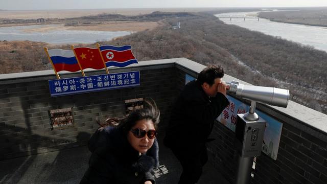 游客在中朝俄三国边境交界中国吉林珲春一侧眺望朝鲜（24/11/2017）