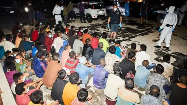 Des migrants de toutes les nationalités recueillis par des services de secours.