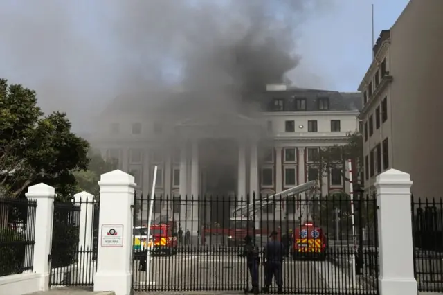 Humo saliendo de la sede del Parlamento sudafricano en Ciudad del Cabo el 2 de enero de 2022.