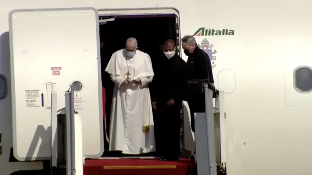 بغداد – البابا عند وصوله إلى مطار بغداد الدولي في بدء زيارته التاريخية الى العراق