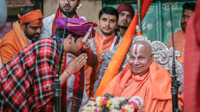 रामभद्राचार्य जी महाराज के साथ धीरेंद्र शास्त्री