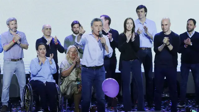 Macri celebra junto con el equipo de Cambiemos.