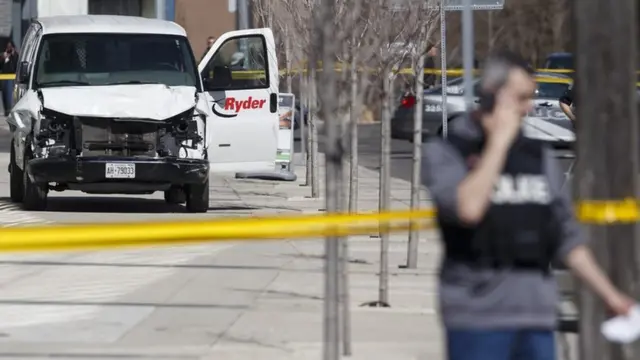 এই সাদা গাড়িটি দিয়ে হামলা করা হয়।