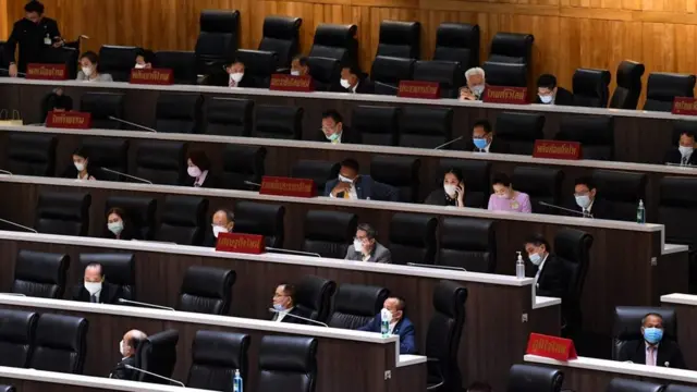 "พรรคจิ๋ว" ซึ่งมีเสียงเดียวในสภา เป็นกลุ่มที่ถูกมองว่าจะย้ายไปร่วมงานของ ร.อ. ธรรมนัส