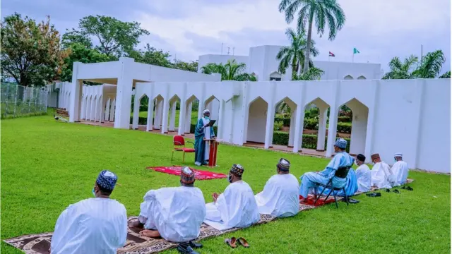 Nigeria Presido Muhammadu Buhari and im family obsesrve social distancing as dem perform Eid-el-Fitr prayer for Presidential Villa for Aso-Rock