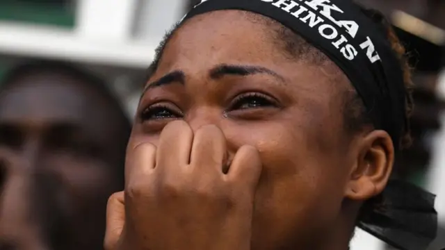 Fan dey cry for DJ Arafat burial