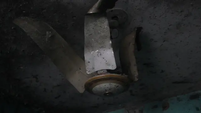 আগুনে, আঘাতে দুমড়ানো ফ্যান।