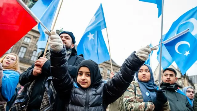 Masu zanga-zangar suna kiraye-kirayen nuna goyon baya ga Musulmin China