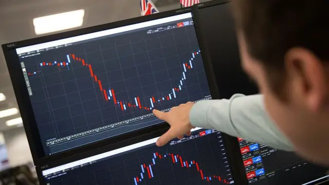 Indicador en baja, con un operador señalando su punto mínimo.