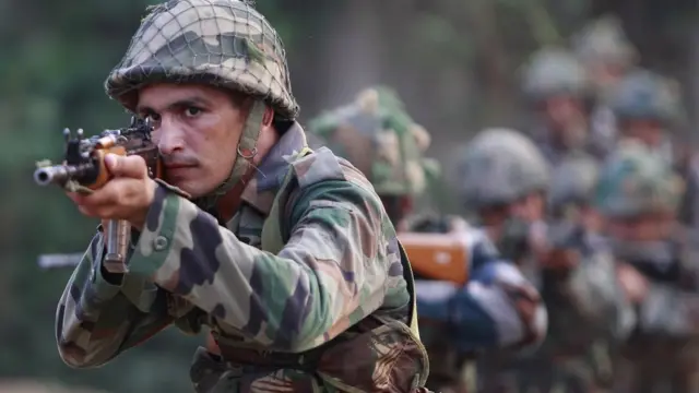 जम्मू के नौशेरा सेक्टर में नियंत्रण रेखा के पास मोर्चा संभाले भारतीय सेना का जवान.