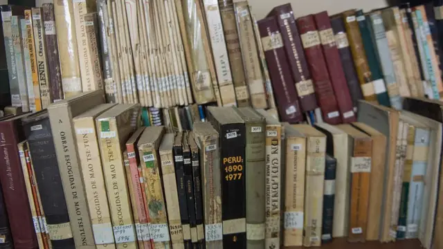 Los libros de la biblioteca personal de Abimael Guzmán, el líder de Sendero Luminoso.
