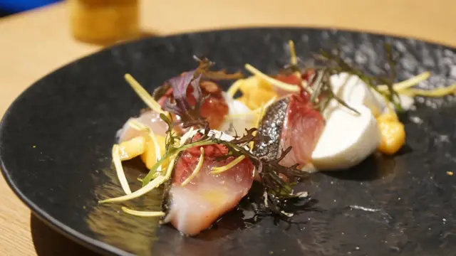 関口さんによる「ブリのカルパッチョ リンゴのモスタルダ添え」。モスタルダの独特の食感と風味がアクセントに