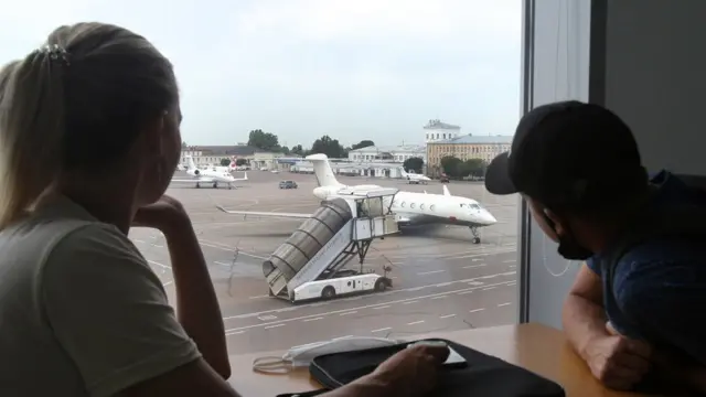 Пасажири в аеропорту