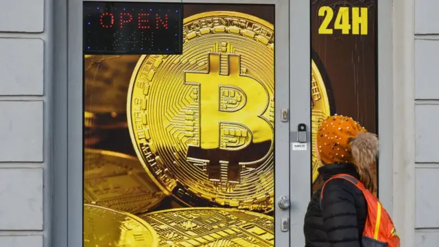 sÍMBOLO DE BITCOIN EN VITRINA