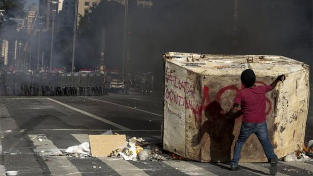 Manifestante lança objeto contra policiaisresultadodasloteriasSP