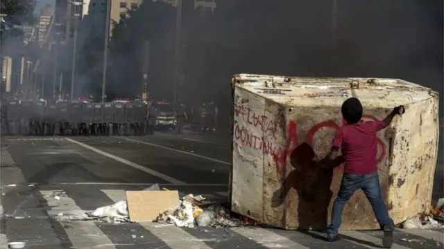 Manifestante lança objeto contra policiaistelegram betanoSP