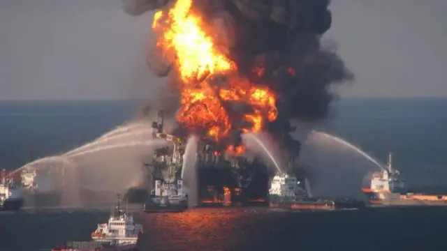 Equipes tentam apagar incêndio na plataforma Deepwater Horizonaposta basquete sportingbet2010