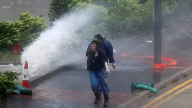 香港杏花邨兩名路人在巨浪拍打馬路下走過(23/8/2017)