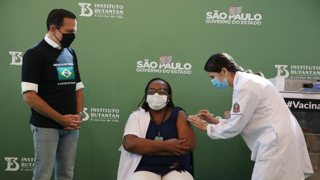 Monica Calazans recebe primeira dose de vacina