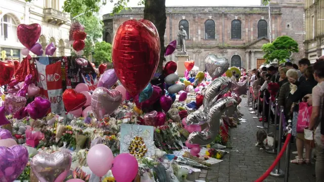 ফুলে বেলুনে ছেয়ে গেছে সেন্ট অ্যান চত্বর