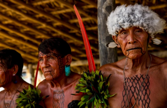 Anciãos do povo yanomami com trajes típicos