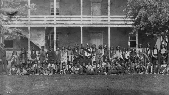 Niños de la tribu Sioux recién llegados a la escuela Carlisle, en 1879.
