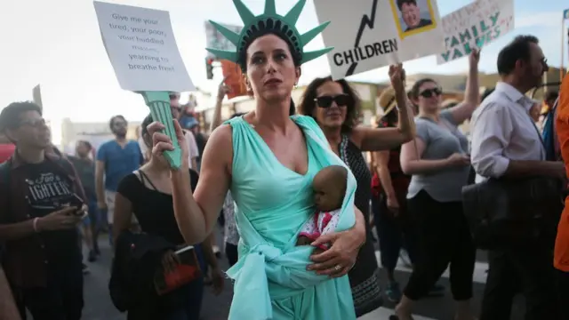Hafta sonu ABD'nin farklı eyaletlerinde yüzlerce kişi politikaya karşı protesto gösterisi düzenledi