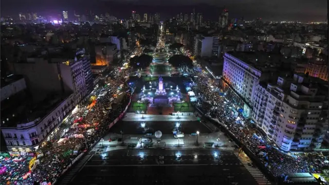Panorámica de las manifestaciones que rodean al Congreso.
