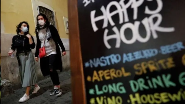 در ایتالیا پوشیدن ماسک در خارج از خانه و فضاهای باز به منظور مقابله با همه گیری ویروس کرونا در سراسر کشور اجباری شده است.