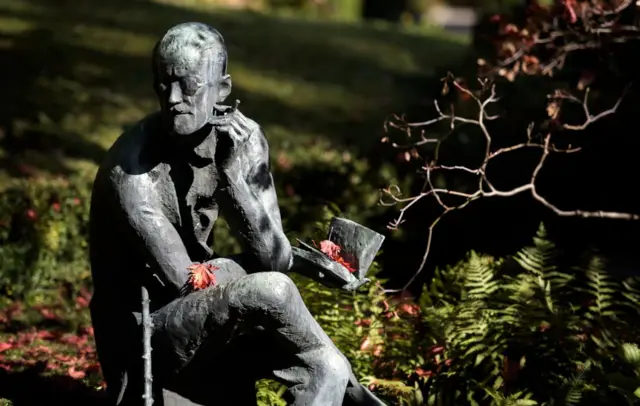 Escultura de James Joyce que está detrás de su tumba en el cementerio de Fluntern en Zúrich.