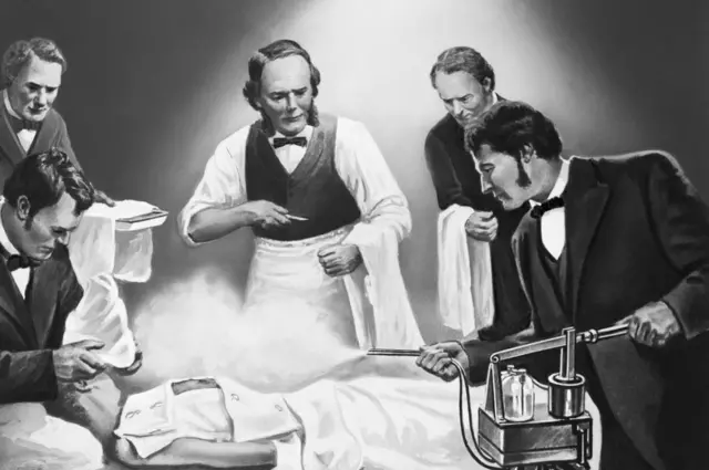 Ilustración que muestra a Lister rociando a un paciente con ácido carbólico.