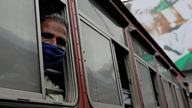 கோவிட்-19: பேருந்து, ரயில் மற்றும் மெட்ரோ ரயிலில் பாதுகாப்பாகப் பயணிப்பது எப்படி?
