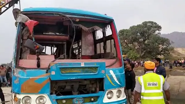 ग्वालियर में बस और ऑटो की टक्कर में 13 लोगों की मौत