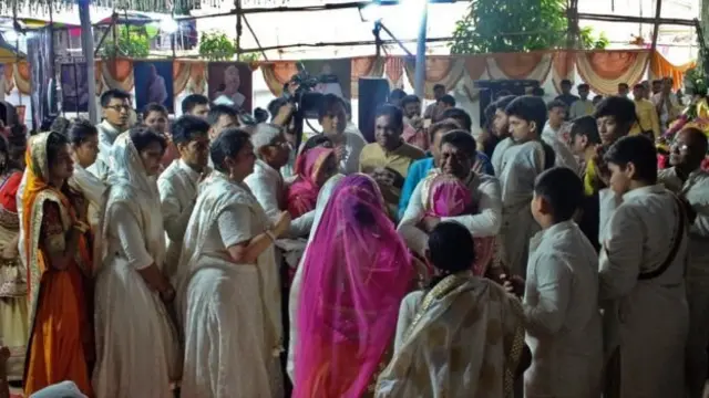নতুন সন্ন্যাসিনী ধ্রুবিকে বিদায় দিচ্ছেন তার বাবা