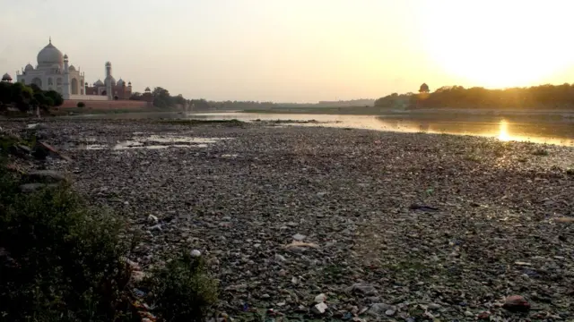 O rio Yamuna, com o Taj Mahal ao fundo