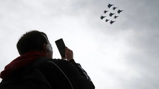 Группы высшего пилотажа "Русские витязи" на Су-30СМ и "Стрижи" на МиГ-29 во время репетиции воздушной части парада Победы