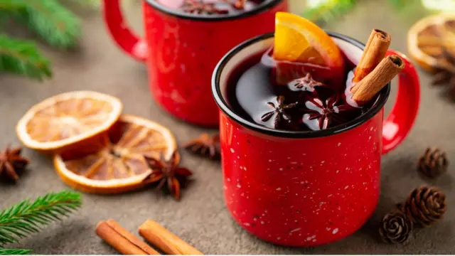 Глинтвейн в жестяных кружках