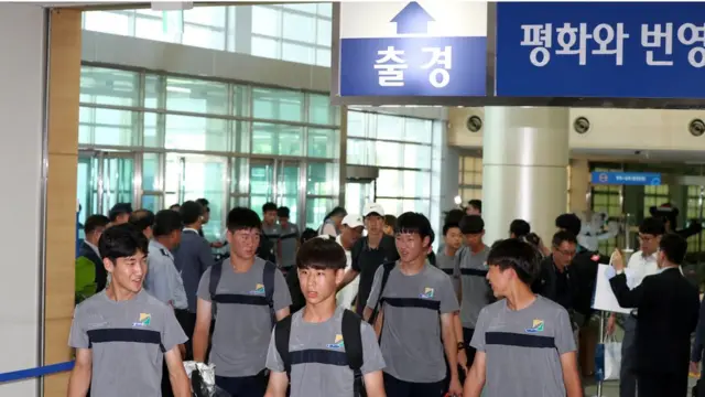 평양에서 열리는 국제 유소년 축구대회 참가하는 남측 선수단이 10일 오후 경기도 파주 남북출입사무소를 통해 출경하고 있다